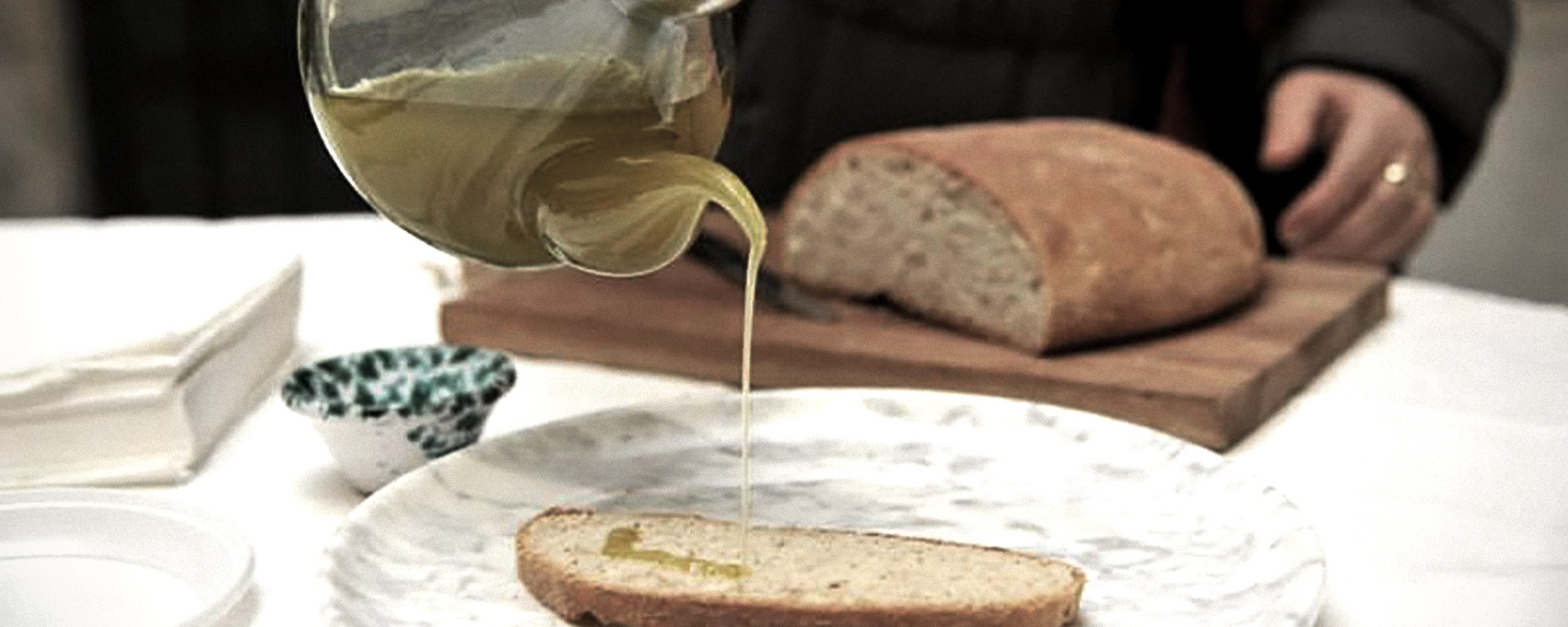 degustazione di olio d'oliva in cantina a Camaiore, Toscana