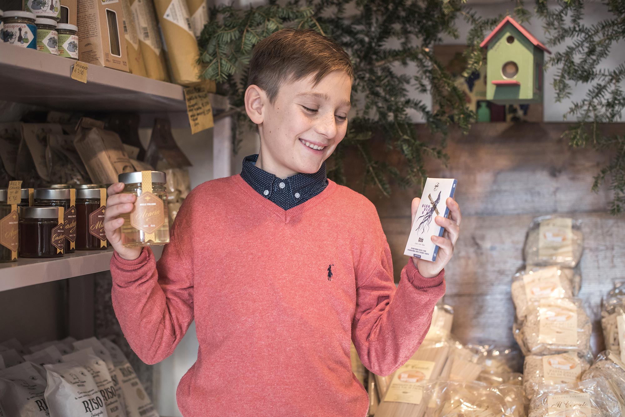 Un bambino in cantina, la nuova generazione dell'azienda vinicola Cantine Angeli