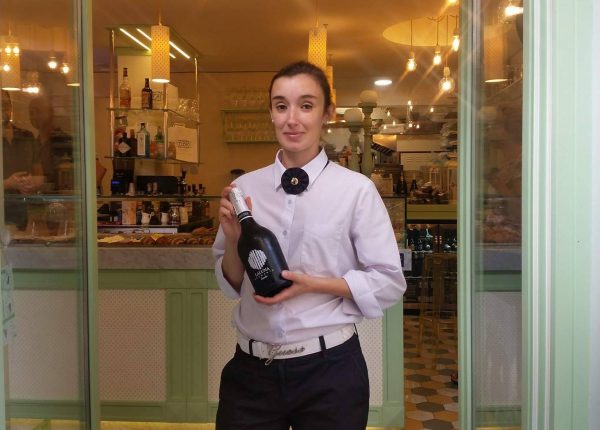 Sommelier con in mano una bottiglia di Vino celero