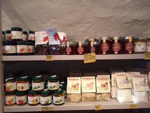 conserve e farine biologiche in vendita presso cantine angeli, Camaiore (Lucca)