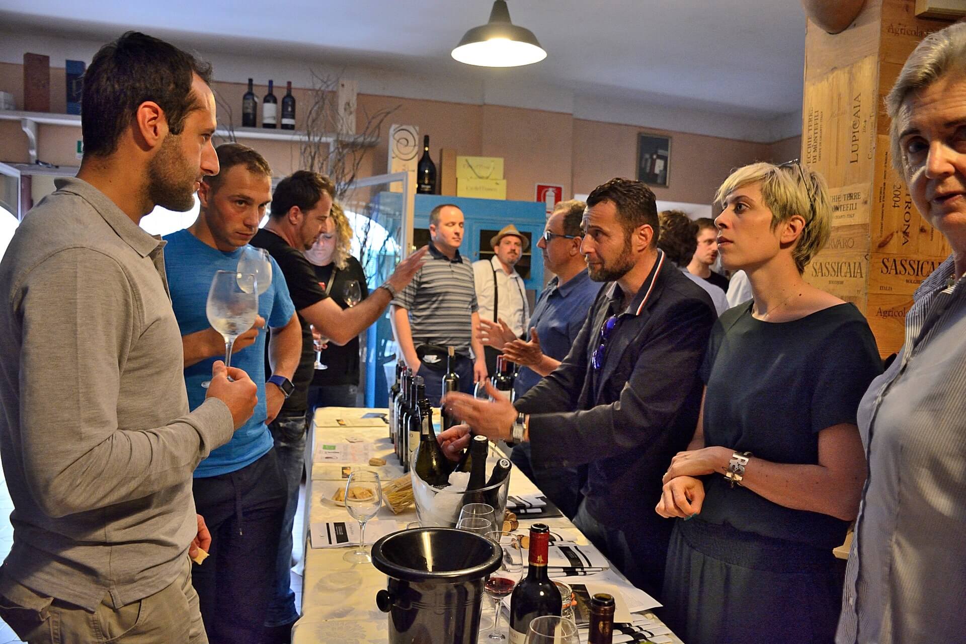 Gruppo di persone intorno al tavolo della degustazione di vini a Cantine Angeli