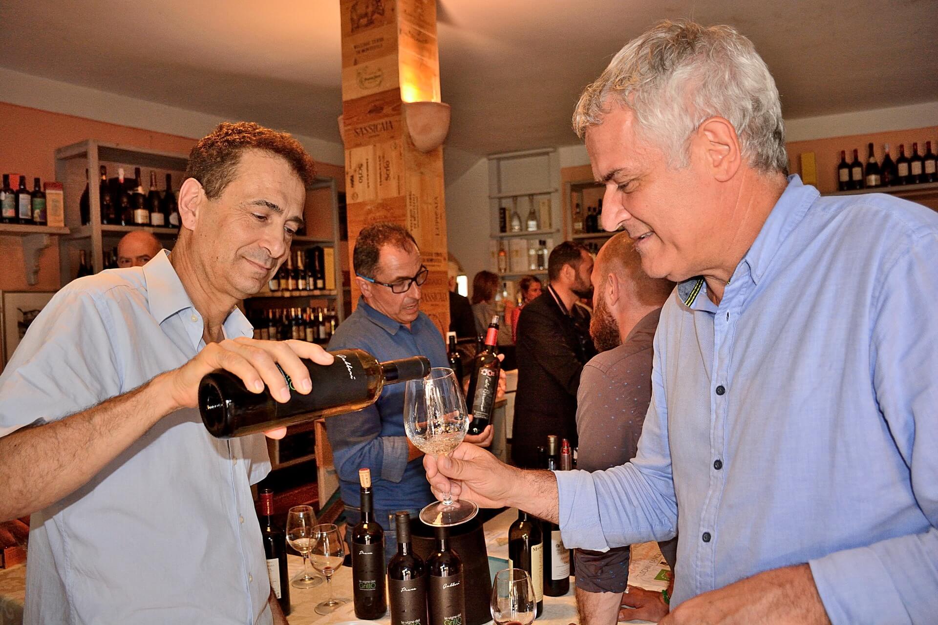 Un momento della degustazione di vini nella cantina di Cantine Angeli