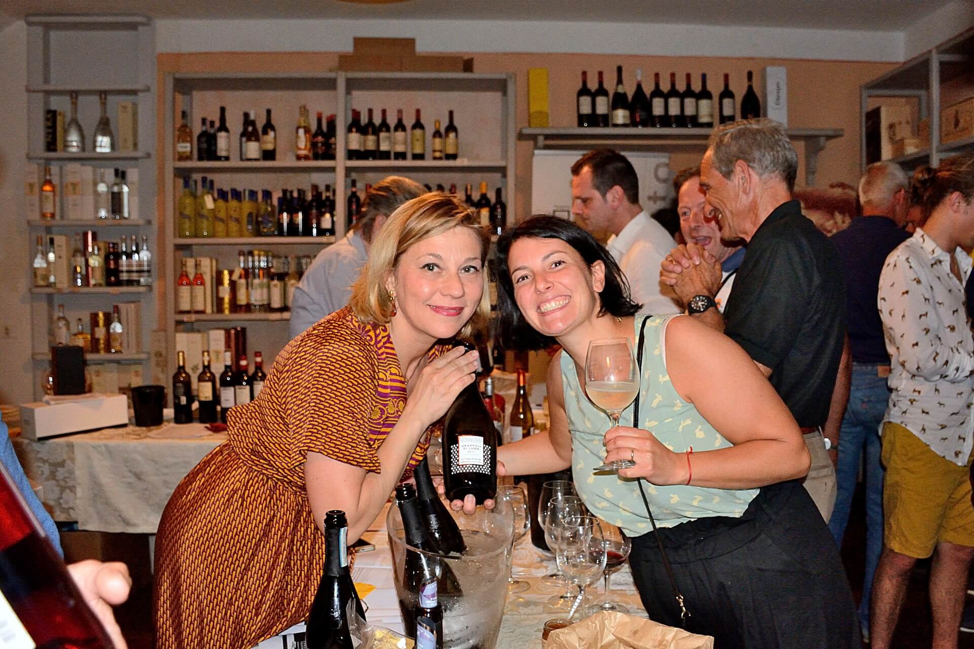 Isabella, di Cantine Angeli, insieme agli ospiti durante una degustazione di vini